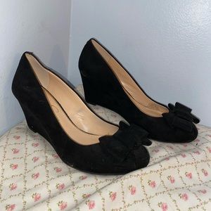 Black pumps